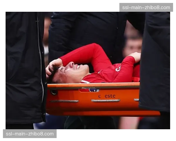 曼联官方宣布主力中卫利桑德罗-马丁内斯因膝伤赛季报销